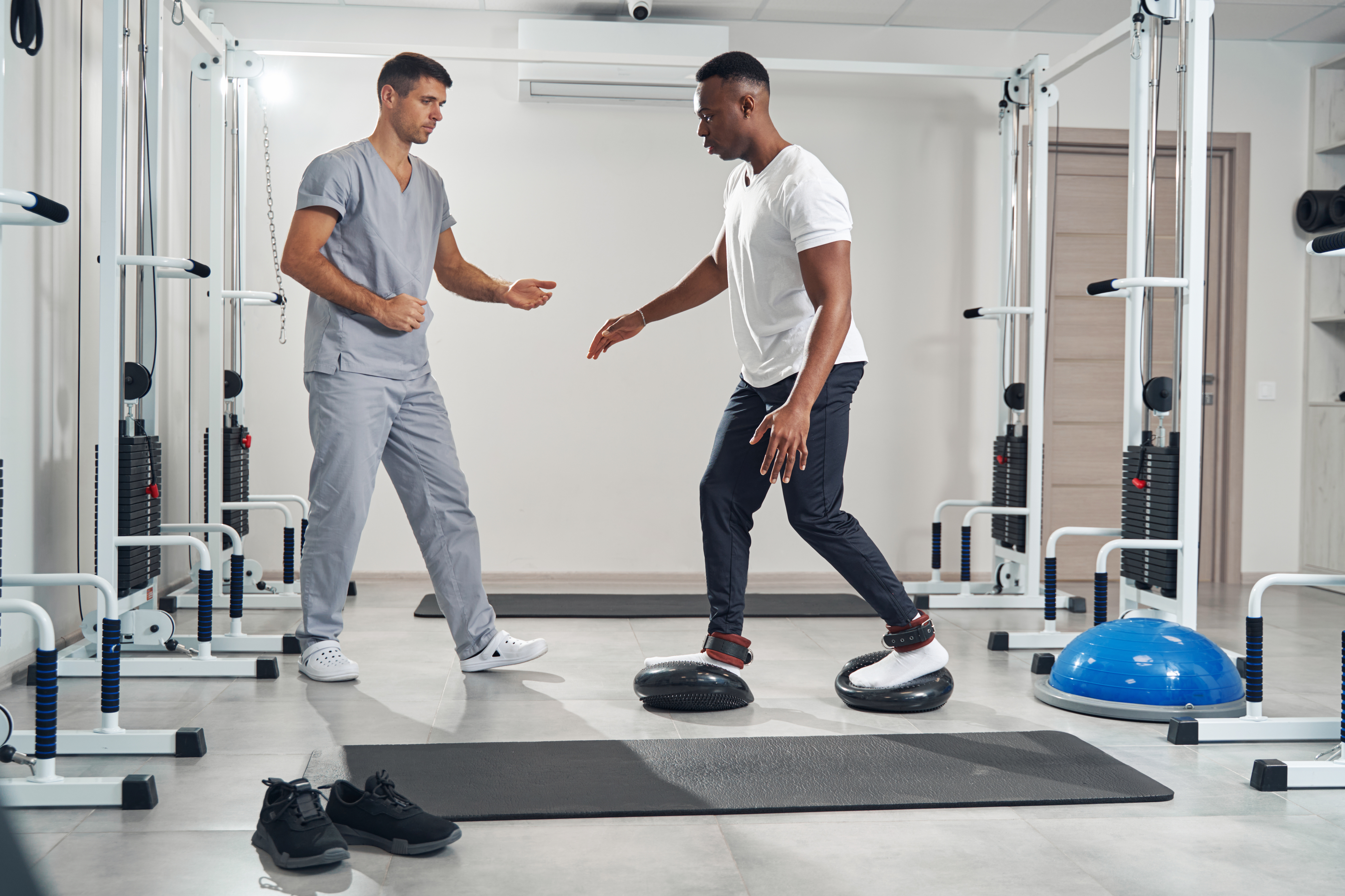 Sportphysiotherapie, Therapeut arbeitet mit dem Patienten
